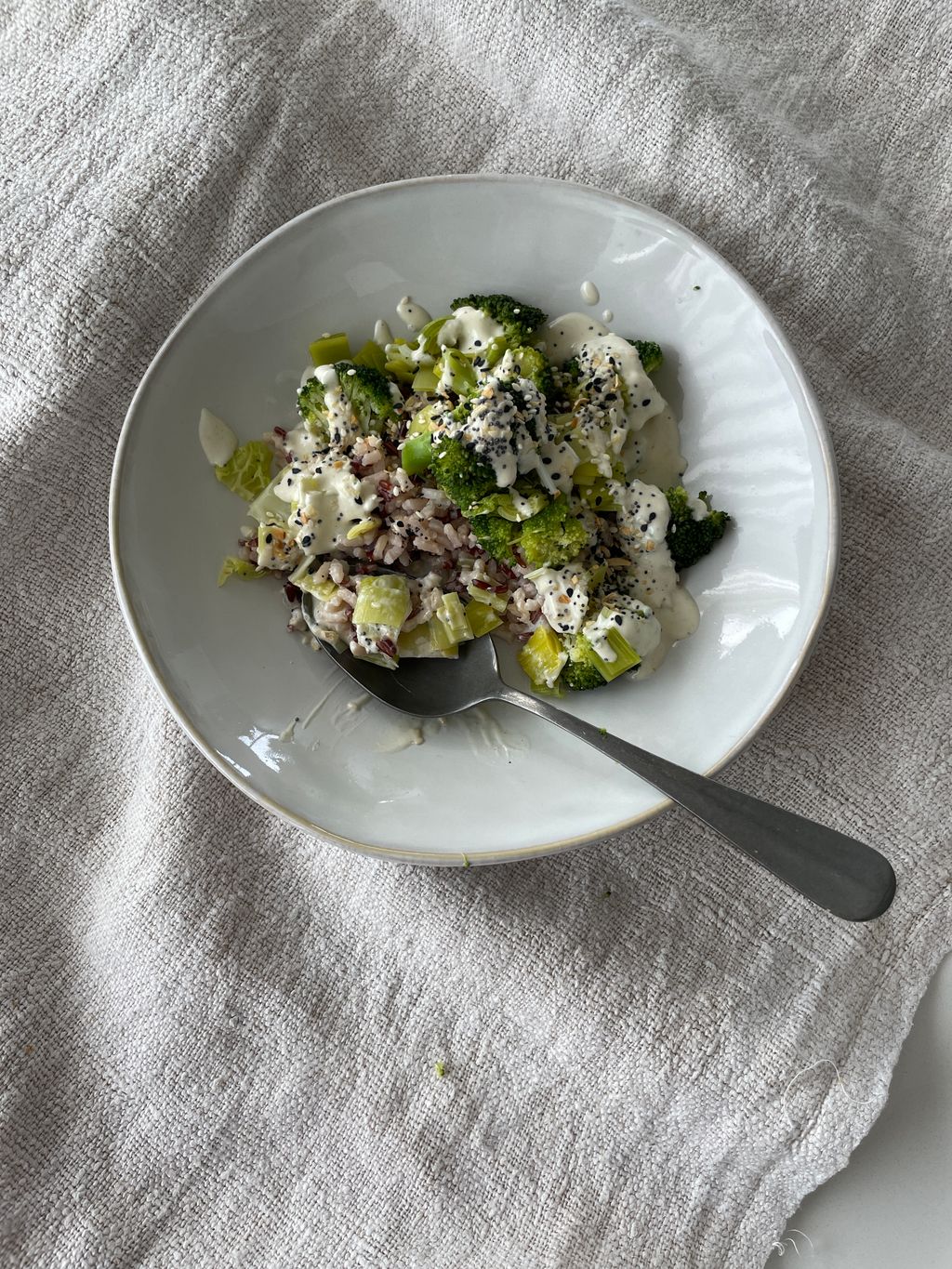 Wildreis mit grünem Gemüse und Tahini-Joghurt-Sauce